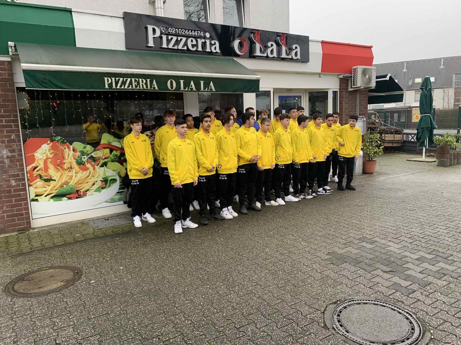 Fußballmannschaft vor der Pizzeria
